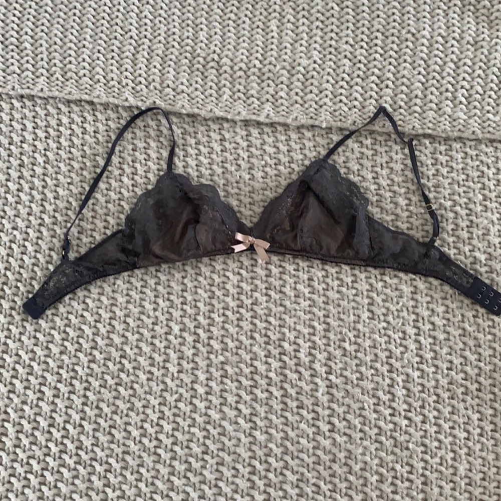 Eberjey lace-trim dark grey bra w/ pink bow